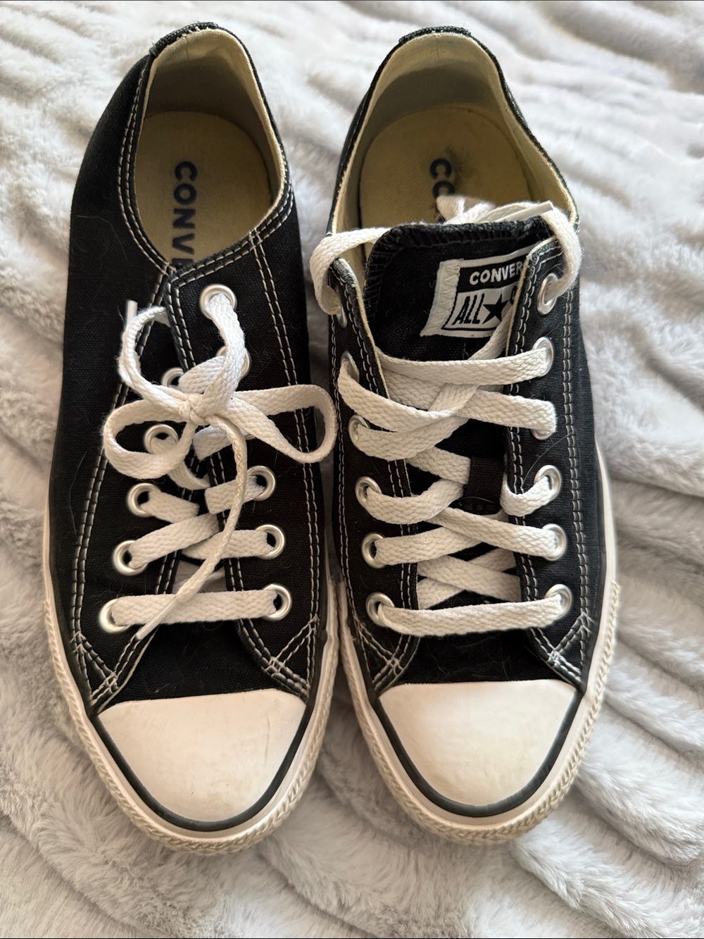 Converse Black and White Low Top Chuck Taylor Sneakers size 7 no flaws